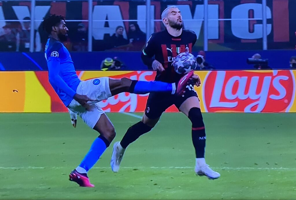 moviola milan napoli espulsione anguissa doppio giallo theo hernandez